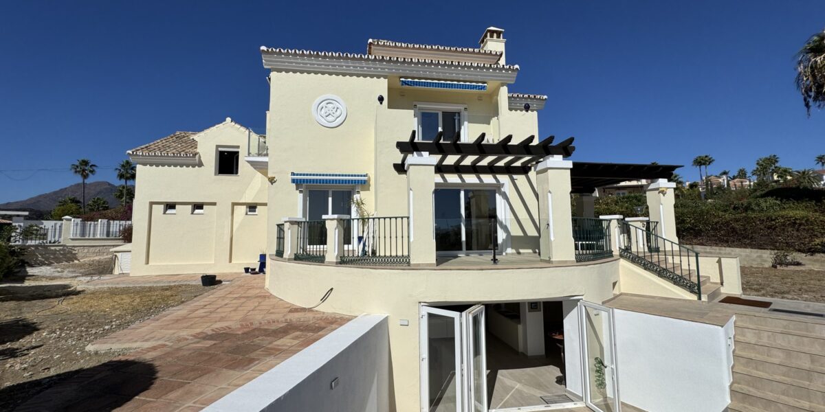 Elegant 5 bed Detached Villa in Urb. Puerto Romano, Estepona