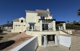 Elegant 5 bed Detached Villa in Urb. Puerto Romano, Estepona