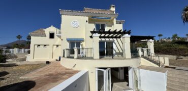 Elegant 5 bed Detached Villa in Urb. Puerto Romano, Estepona