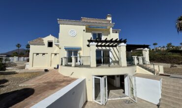 Elegant 5 bed Detached Villa in Urb. Puerto Romano, Estepona