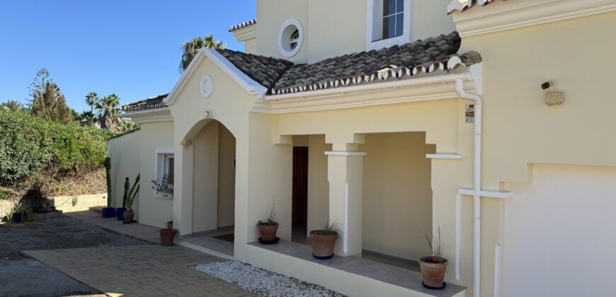 Elegant 5 bed Detached Villa in Urb. Puerto Romano, Estepona