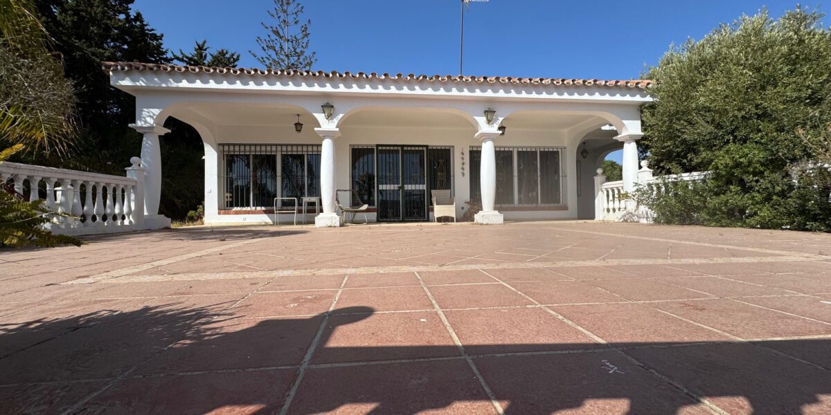 Villa en El Paraíso Medio – New Golden Mile, Estepona. To reform or rebuild