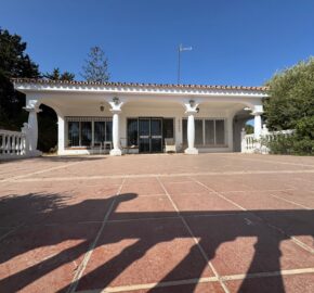 Villa en El Paraíso Medio – New Golden Mile, Estepona. To reform or rebuild