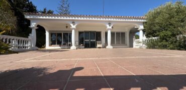 Villa en El Paraíso Medio – New Golden Mile, Estepona. To reform or rebuild