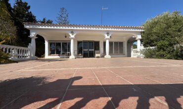 Villa en El Paraíso Medio – New Golden Mile, Estepona. To reform or rebuild