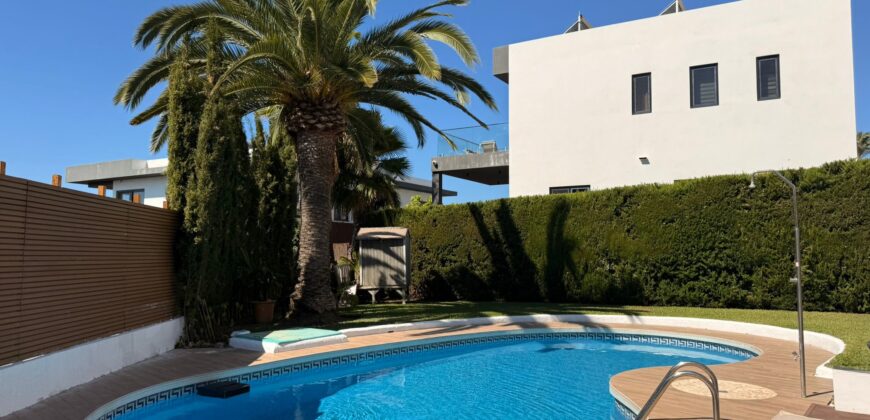 Charming 3-Bedroom Villa with Sea Views in Calahonda