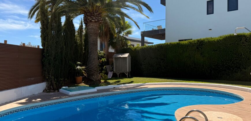 Charming 3-Bedroom Villa with Sea Views in Calahonda