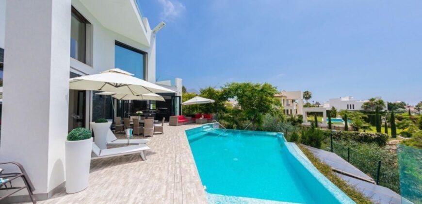 5 bed Villa with Wonderful Views across the Golf Valley, Mountains and Sea