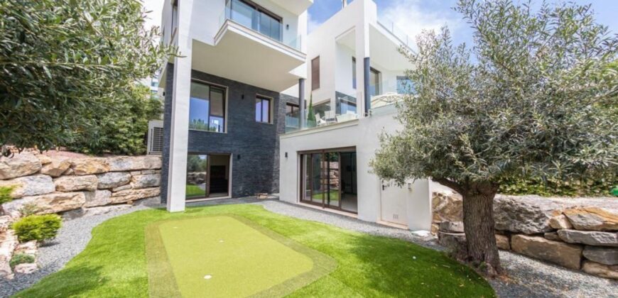 5 bed Villa with Wonderful Views across the Golf Valley, Mountains and Sea