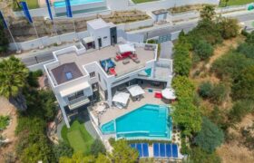 5 bed Villa with Wonderful Views across the Golf Valley, Mountains and Sea