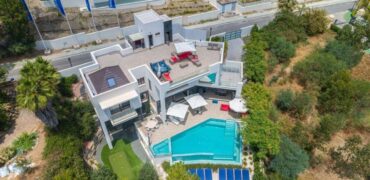 5 bed Villa with Wonderful Views across the Golf Valley, Mountains and Sea