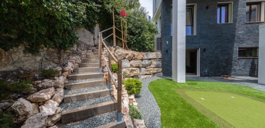 5 bed Villa with Wonderful Views across the Golf Valley, Mountains and Sea