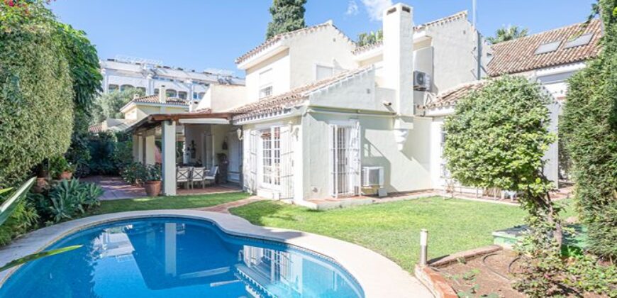 Villa in Casablanca, Marbella Golden Mile – Prime Location & Strong Investment