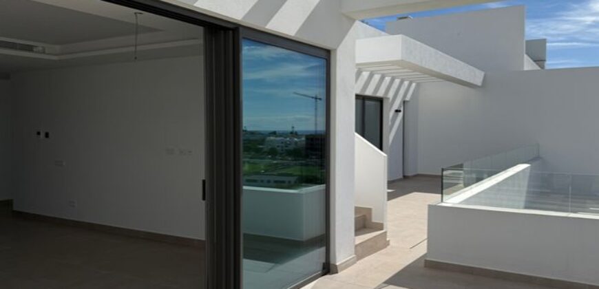 3 bed Penthouse with sea views and a private pool in Estepona