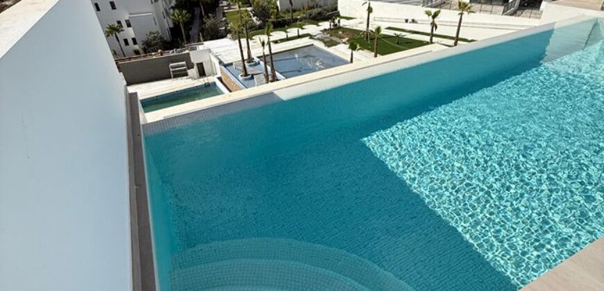 3 bed Penthouse with sea views and a private pool in Estepona