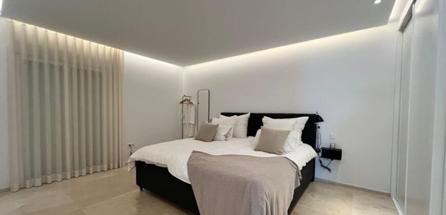 Gorgeous front-line penthouse in the vibrant marina of Puerto Banus