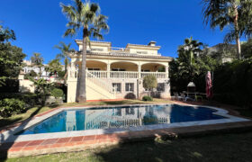 Mediterranean-style 5 bed villa with mature garden and swimming pool in Marbesa