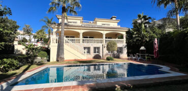 Mediterranean-style 5 bed villa with mature garden and swimming pool in Marbesa