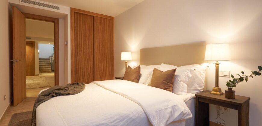 A modern 6-bedroom frontline golf villa located in El Campanario, Estepona East