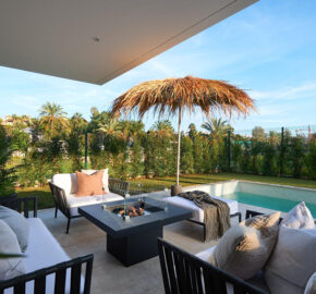 A modern 6-bedroom frontline golf villa located in El Campanario, Estepona East