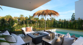 A modern 6-bedroom frontline golf villa located in El Campanario, Estepona East