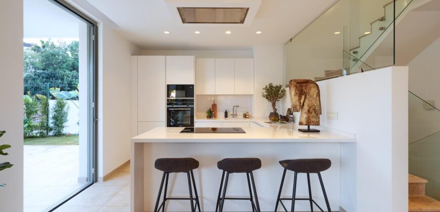 A modern 6-bedroom frontline golf villa located in El Campanario, Estepona East