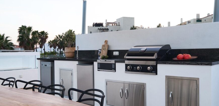 A modern 6-bedroom frontline golf villa located in El Campanario, Estepona East