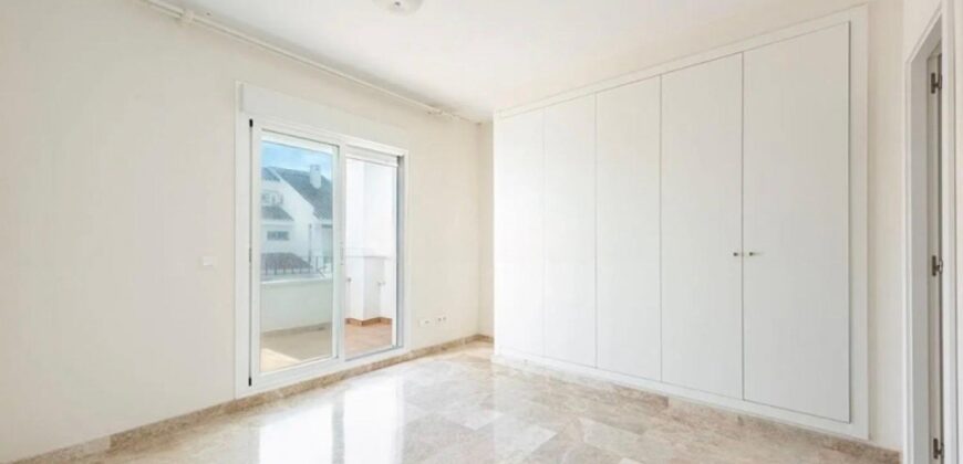 Bright 3-bed townhouse in Los Naranjos Marbella