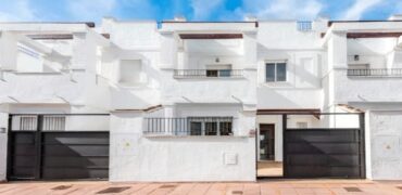 Bright 3-bed townhouse in Los Naranjos Marbella