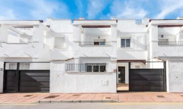 Bright 3-bed townhouse in Los Naranjos Marbella
