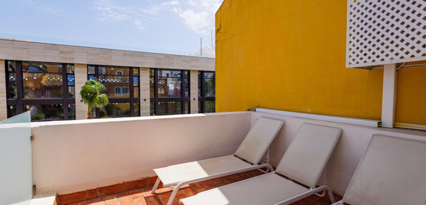 Beautiful 5 bedroom townhouse in El Rodeito, Nueva Andalucía