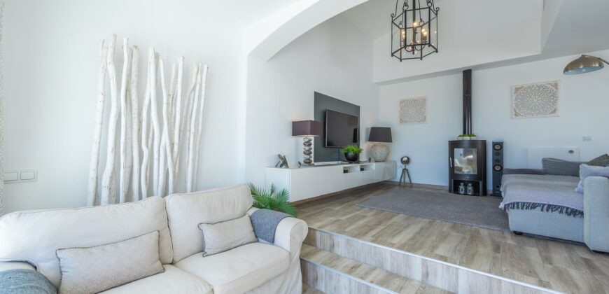 Modern Elegant Villa with Panoramic Sea and Mountain Views in Bahia Dorada, Estepona