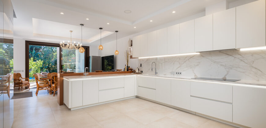 This spectacular newly built villa on the beach, Casasola, Estepona