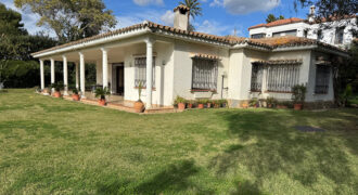 Charming Villa with Great Potential in Paraiso Medio
