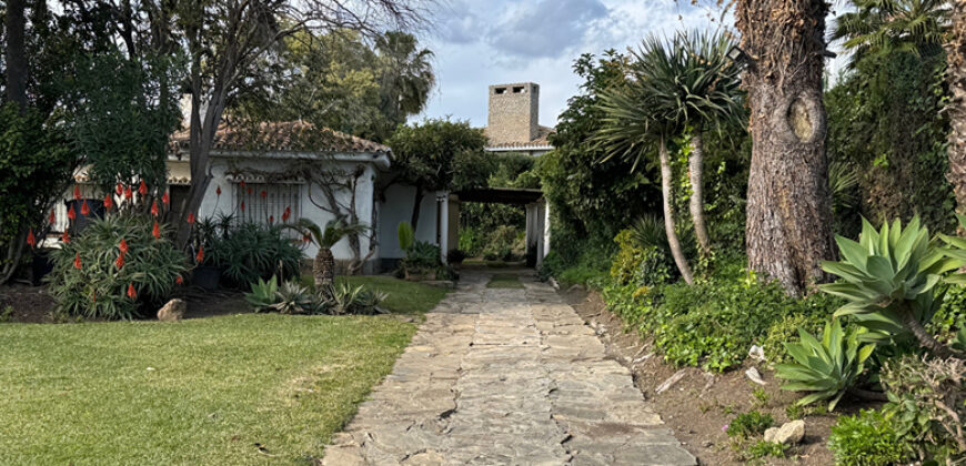 Charming Villa with Great Potential in Paraiso Medio