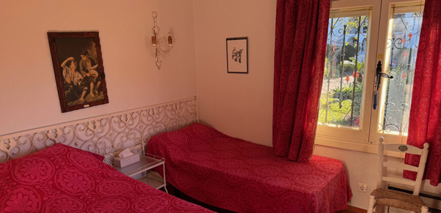 Charming Villa with Great Potential in Paraiso Medio