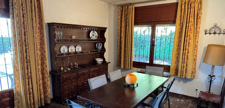 Charming Villa with Great Potential in Paraiso Medio