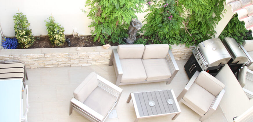 Beautiful 5 bedroom townhouse in El Rodeito, Nueva Andalucía