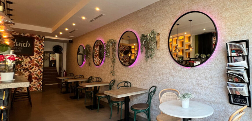 FOR RENT / TRASPASO: Turnkey Cafe in Prime Puerto Banus Location