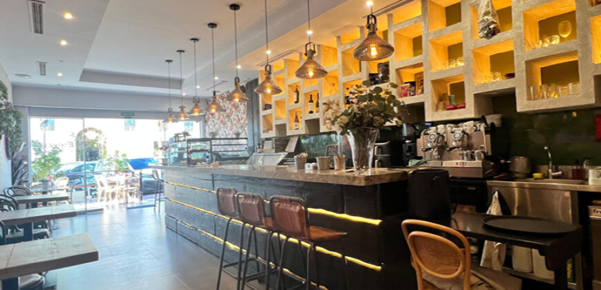FOR RENT / TRASPASO: Turnkey Cafe in Prime Puerto Banus Location