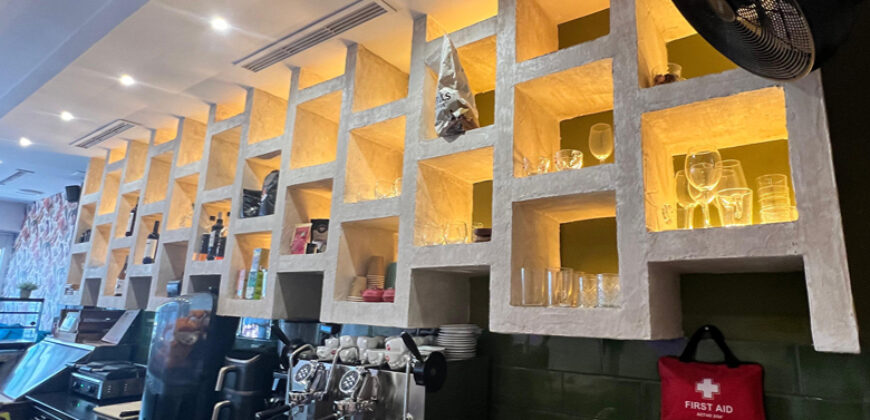 FOR RENT / TRASPASO: Turnkey Cafe in Prime Puerto Banus Location