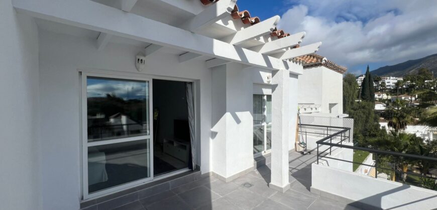 2 bed apartment with a large terrace and stunning views in Nueva Andsalucia