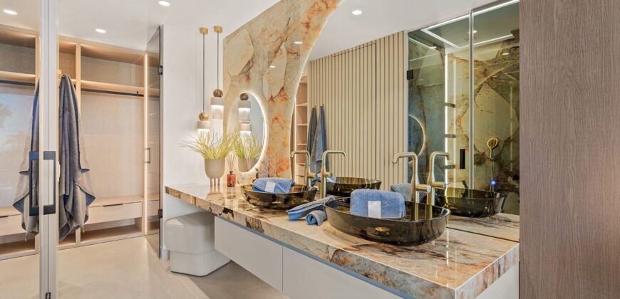 Luxury Just Renoveted 3 bed Apartment in Prime Location Bahía del Velerín, Estepona