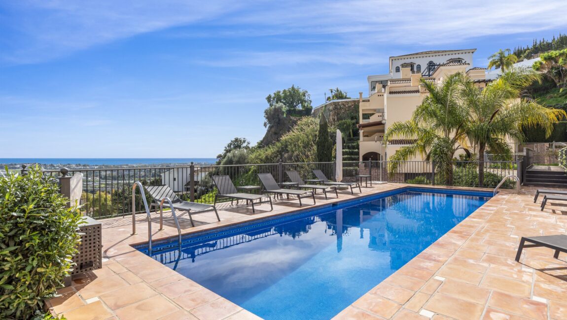 Top-Quality 4-Bedroom Penthouse in Altos de los Almendros, Benahavís