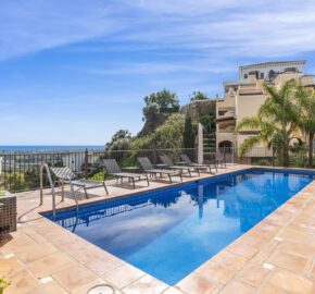 Top-Quality 4-Bedroom Penthouse in Altos de los Almendros, Benahavís
