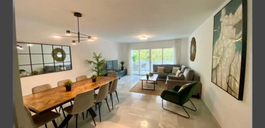 Luxurious 4-bedroom Apartment in Centro Plaza, Puerto Banus