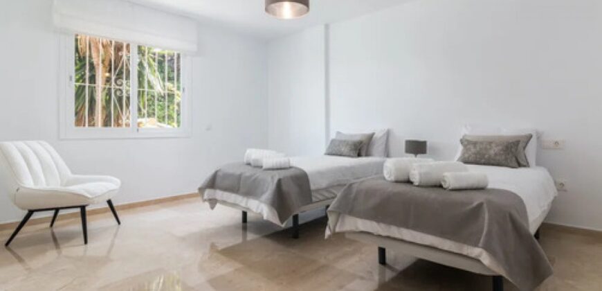 Luxurious 4-bedroom Apartment in Centro Plaza, Puerto Banus