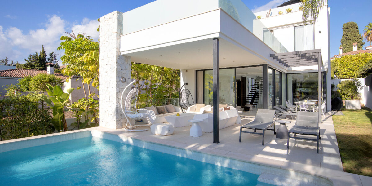Luxury 6-Bedroom Modern Villa with Heated Pool