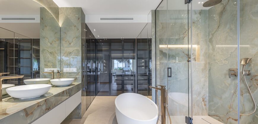 Luxury Fully Refurbished 3 bed Apartment in Bahía del Velerín