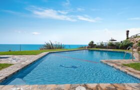 Townhouse, Frontline Beach Urbanisation Bahía Azul, Estepona West